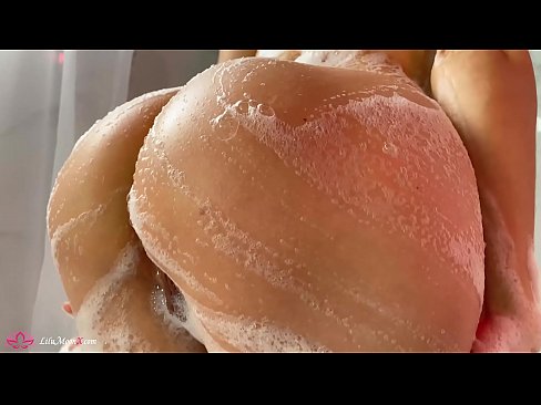 ❤️ Brunetka masturbuje kundičku s vibrátorom až do intenzívneho orgazmu v sprche Šukanie na sk.naughtyhentai.ru ❌